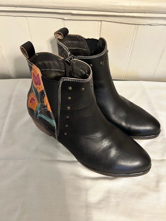 L'artiste Shoes - L’Artiste By Spring Step Jason’s Floral Leather Hand-Painted Booties/Black/41